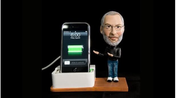 Dieses Dock kommt komplett mit einem Wackelkopf Steve Jobs, zumindest wenn Apple noch keine Schritte dagegen unternommen hat.