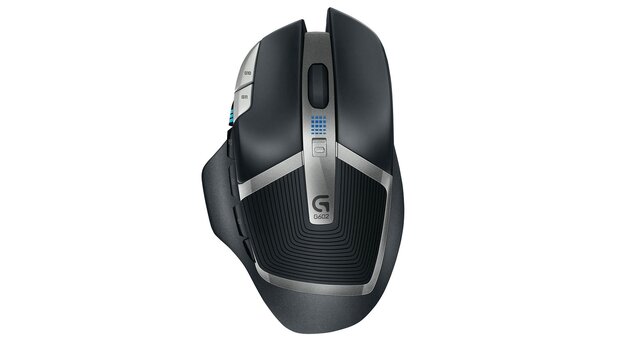 Die Logitech G602 versucht mit ihrem futuristischen Design und hohen Ausdauer punkten. Letztere fällt im Spar-Modus auch sehr gut aus und die Batterien müssen nur selten gewechselt werden.