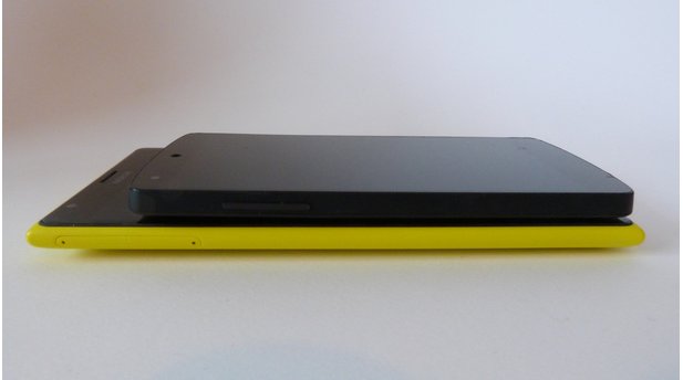 Nokia Lumia 1520 - Größenvergleich mit Nexus 5, liegend