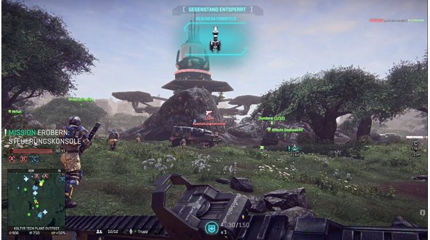 Planetside 2 - Screenshots aus der PS4-VersionUnser Team will einen feindlichen Außenposten stürmen. Hinter den Felsen haben wir zwei Sunderer-Transporter geparkt, die als Spawnpunkt für unser Team dienen.