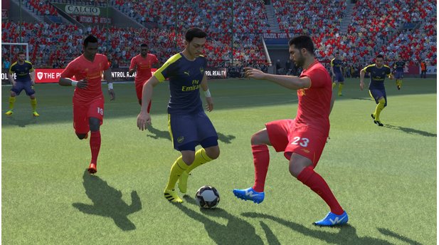 Pro Evolution Soccer 2017 (PC)Die neuen Taktik-Optionen wie Gegenpressing funktionieren blendend. Nach einem Ballverlust machen die Spieler blitzschnell Druck auf den Ballführenden