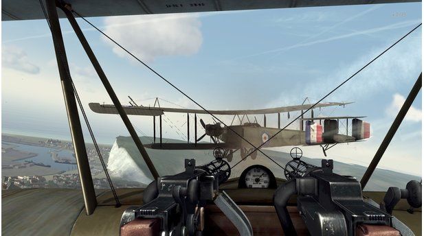 Rise of Flight: Channel Battles EditionMit unserem legendären Fokker-Dreidecker Dr.1 jagen wir über Dovers Kreideküste einen britischen Handley-Bomber. Sein Backbord-Motor ist schon ausgefallen, der Heckschütze auch.