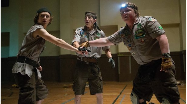 Scouts vs. ZombiesNiemals hätten sich die Pfadfinder Ben (Tye Sheridan), Carter (Logan Miller) und Augie (Joey Morgan) träumen lassen, dass ihr Zeltlager so krass wird!