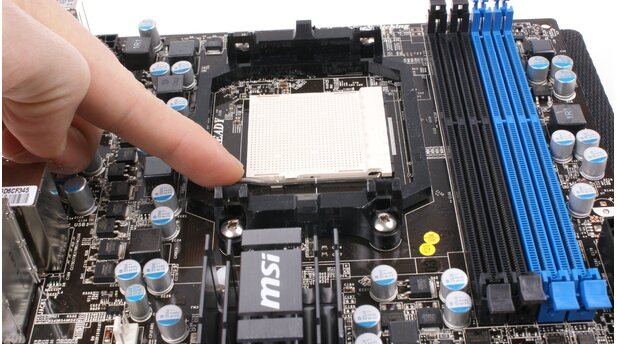 Bei AMD verläuft der Einbau grundsätzlich ähnlich. Im Gegensatz zu Intel ist der Prozessor aber nicht mit einer Metallplatte fixiert.