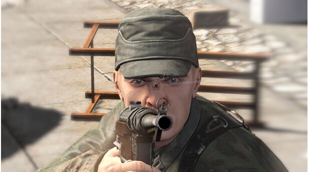 Sniper Elite V2Eben haben wir den feindlichen Soldaten noch durch unser Scharfschützengewehr gesehen. Jetzt zeigt uns die Kill-Cam im Detail, wie unsere abgefeuerte Kugel beim Gegner eintrifft.