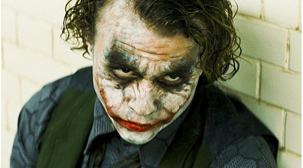 Platz 34: The Dark Knight (2008)
1,004 Milliarden US-Dollar Einspielergebnis weltweit
Christopher Nolans zweiter Teil der Batman-Trilogie hat den Sprung in die Liste der erfolgreichsten Kinofilme aller Zeiten mit mehr als eine Milliarde US-Dollar Einspielergebnis weltweit geschafft. Neben Christian Bale als Bruce Wayne aka Batman konnte vor allem Heath Ledgers Darstellung als Joker überzeugen, für den er posthum mit einem Oscar und einem Golden Globe ausgezeichnet wurde.