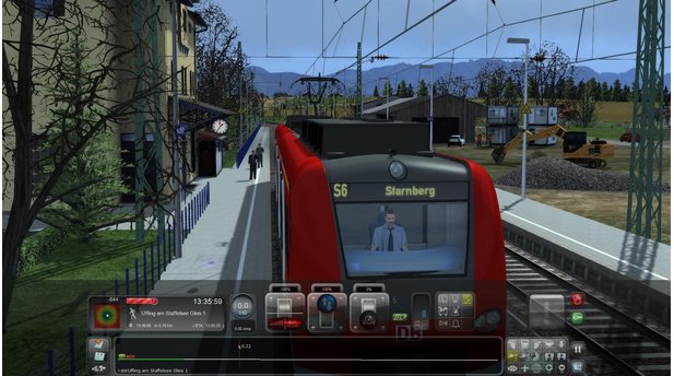 Train Simulator 2015Die Strecke zwischen Garmisch und München ist am schönsten gestaltet. Die Uhr links läuft und zeigt die korrekte Uhrzeit (siehe auch links oben im Interface), der Bagger rechts schaufelt fleißig.