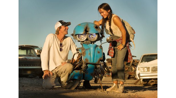 Transformers: The Last Knight: Regisseur Michael Bay mit Isabela Moner und dem kleinen Transformer Squeeks.
