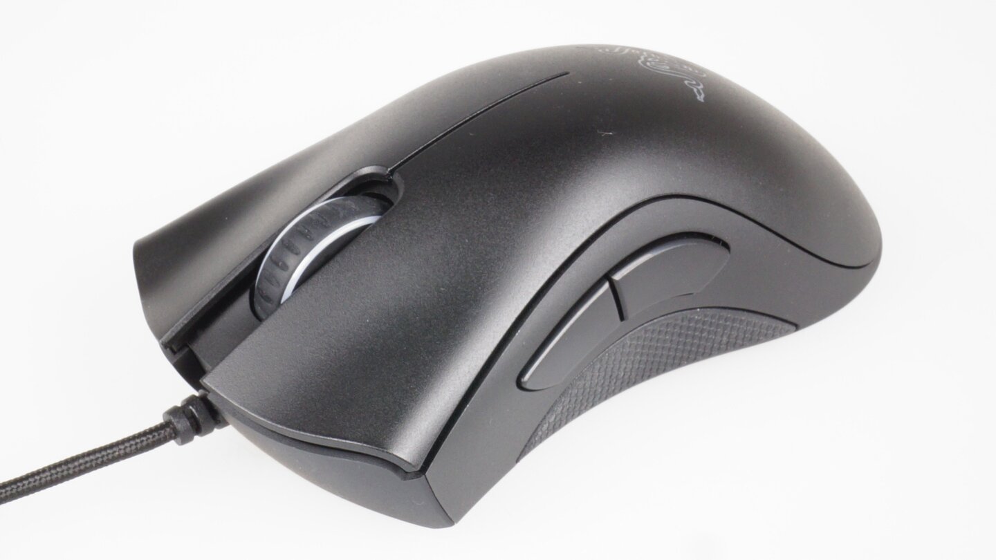 Durch ihr matt-schwarzes Design und die angeraute Kunststoff-Oberfläche sieht die Deathadder Chroma sehr schick aus.