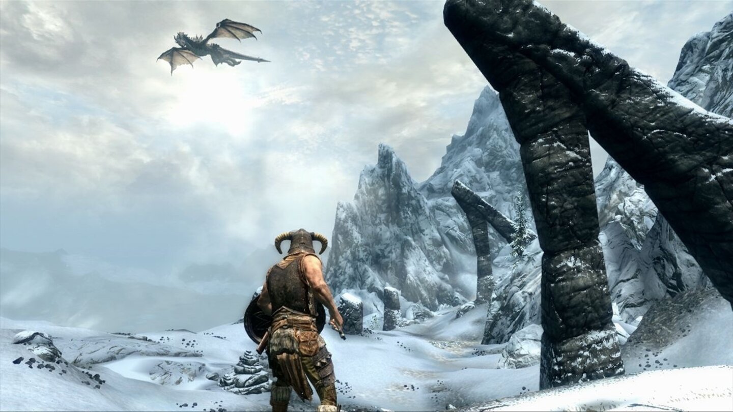 Top: The Elder Scrolls V: Skyrim (PS3, Xbox 360; 93%, GamePro 012012) Im fünften Teil der Elder Scrolls Serie verschlug es uns in den eiskalten Norden von Tamriel, genauer gesagt in die Provinz Himmelsrand. Wer hier alles entdecken wollte, war Monate unterwegs. Neben der Hauptquest, die sich um die Rückkehr des uralten Drachen Alduin drehte, warteten unzählige Dungeons, Sidequests, Städte und Höhlen darauf vom Spieler entdeckt zu werden. Eine Offenbarung für Fans von Fantasy-RPG‘s!