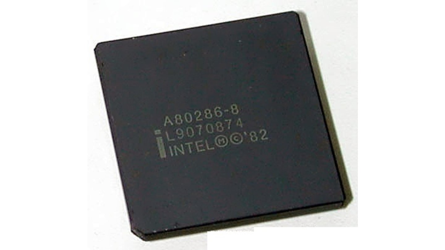 Intel 80286 (1982)1982 erschien der 80286-Prozessor, der virtuellen Speicher und bis zu 16 MByte Arbeitsspeicher (statt 1 MByte beim 8086) verwalten konnte. Der CPU-Takt stieg auf bis zu 25 MHz an und die Leistung pro Takt war im Vergleich zum 8086 doppelt so hoch. Der Prozessor war das Herzstück der IBM XT-Serie und sorgte für den Durchbruch des Desktop-PCs.