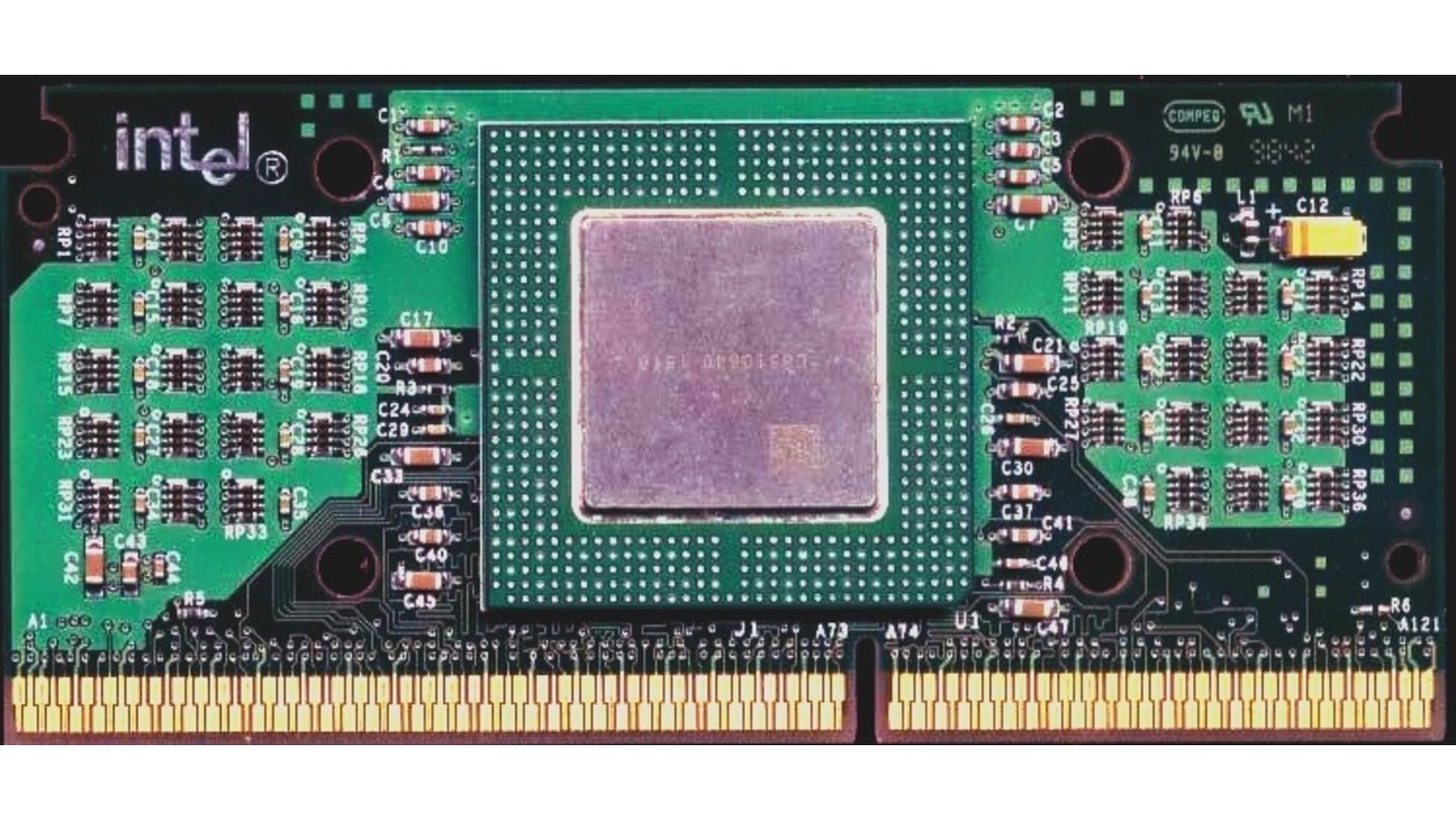 Intel Celeron (1998)Eine kleine, aber wichtige Rolle spielte der Intel Celeron, den Intel im April 1998 auf den Markt brachte. Der Celeron trat gegen die günstigeren CPUs wie AMDs K6 an, die in immer mehr preiswerten PCs verwendet wurden. Der Celeron A mit 300 MHz wurde zu einer Legende bei Übertaktern, da er fast immer problemlos mit 450 MHz zu betreiben war.
