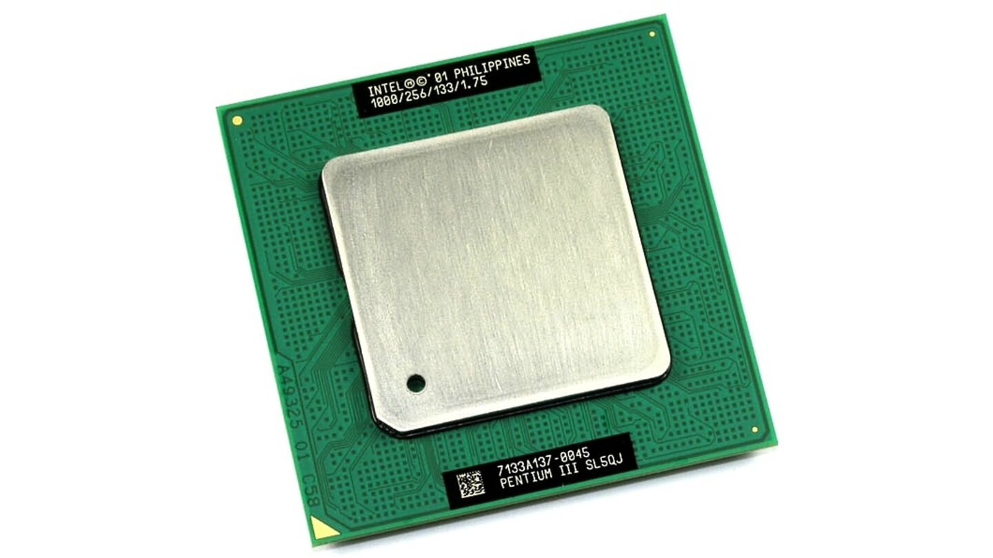 Intel Pentium III (1999)Mit dem Pentium III kehrte Intel bei den späteren »Coppermine«-Modellen wieder zum Sockel zurück. Nach Jahren der technischen Überlegenheit musste Intel sich erstmals dem Konkurrenten AMD und dessen Athlon geschlagen geben, der als erster 1-GHz-Prozessor in die Geschichte einging. Der 1,13 GHz schnelle Pentium III, der die Leistungskrone sofort zurückerobern sollte, war instabil und letztlich wohl nur ein erfolgloser Versuch, die 1-GHz-Version zu übertakten. Später erreichte der Pentium III sogar 1,4 GHz.