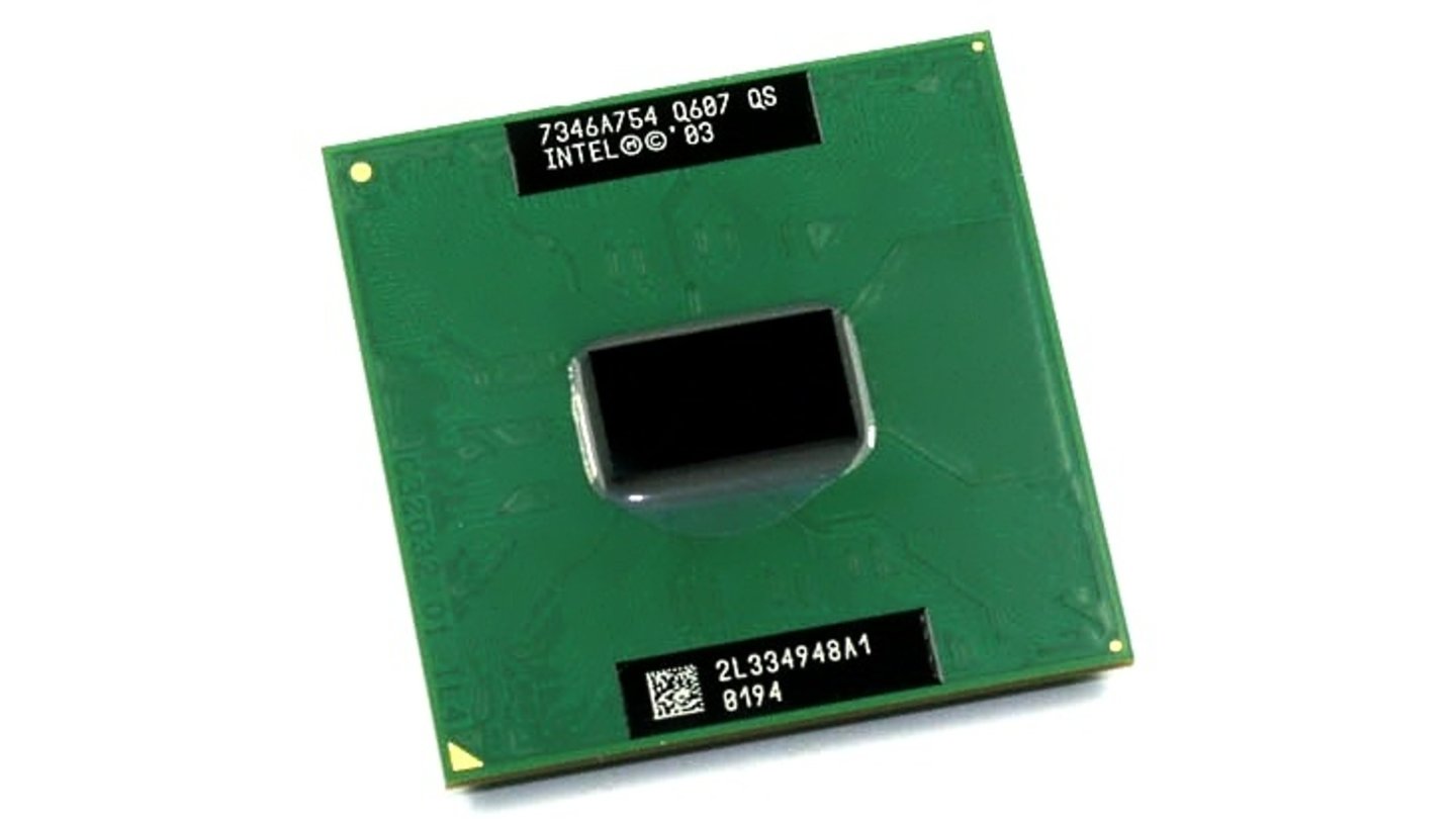 Intel Pentium M (2003)Der Ausweg aus dieser Sackgasse war der 2003 vorgestellte Pentium M, der auf der Technik des letzten Pentium-III-Kerns basiert, Teile der Pentium-4-Bustechnik verwendet und ursprünglich nur für Laptops entwickelt wurde. Intel bot damit für Desktops und Laptops zwei unterschiedliche Prozessor-Typen an. Der Pentium M ist der direkte Vorgänger der ersten Intel Core-Prozessoren und wurde bis 2008 hergestellt.