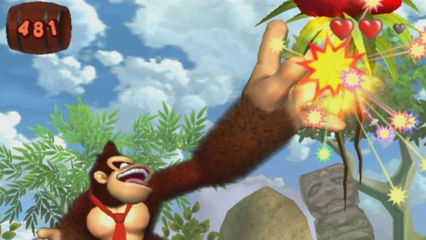 Donkey Kong Jungle Beat (GameCube, 2005)
Donkey Kong Jungle Beat kombiniert den klassischen DK-Platformer mit Donkey Konga. Die Steuerung des Affen erfolgt dabei über die Bongos, was für ein relativ unverbrauchtes Spielerlebnis sorgt. Zwischen den Levels müssen Minispiele absolviert werden, bei denen man so schnell wie möglich auf den Bongos schlagen muss, um Bananen zu erhalten, sowie mit Tierhelfern Bananen einsammeln muss.