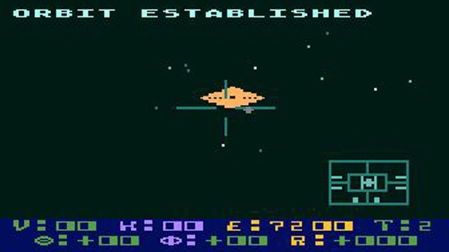 Star Raiders (1979)Eine der ersten großen, freien Weltraumsimulationen. Auf dem Atari 2600, 5200, 8-bit und später sogar dem ST klappern wir Sektoren ab, um Gegner mit Photonentorpedos wegzupusten. Aber Obacht: Jeder Sektorensprung, eingesteckter Treffer oder Asteroiden-Bumms senkt unsere Energie -- wenn die auf Null ist, heißt’s Game Over.