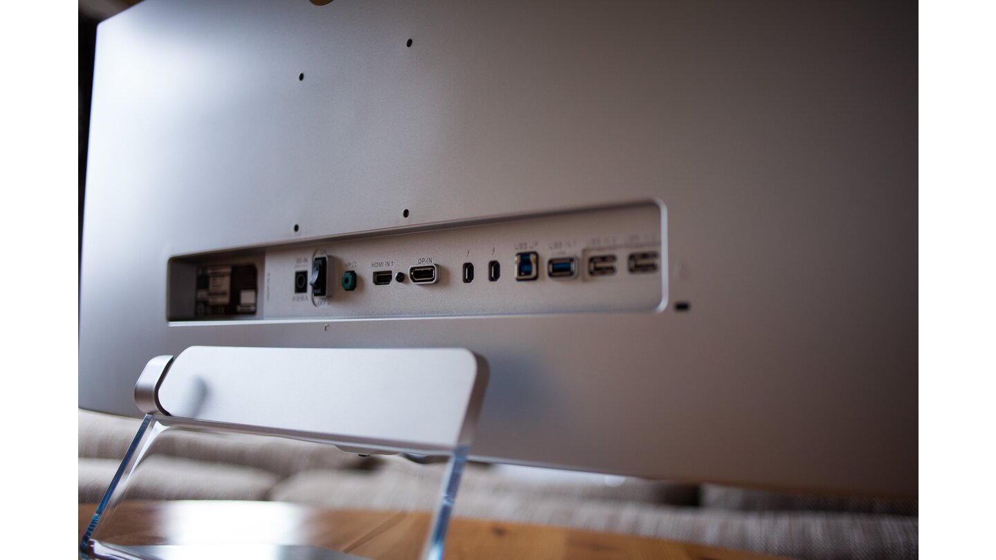 Der LG 34UM95-P bietet 2 HDMI-, 2 Thunderbolt- und einen Displayport-Eingang. Dazu gibt es 3 USB-Aus- und einen Eingang. Außerdem sind auf der Rückseite Stromanschluss und Kopfhörerausgang zu finden.