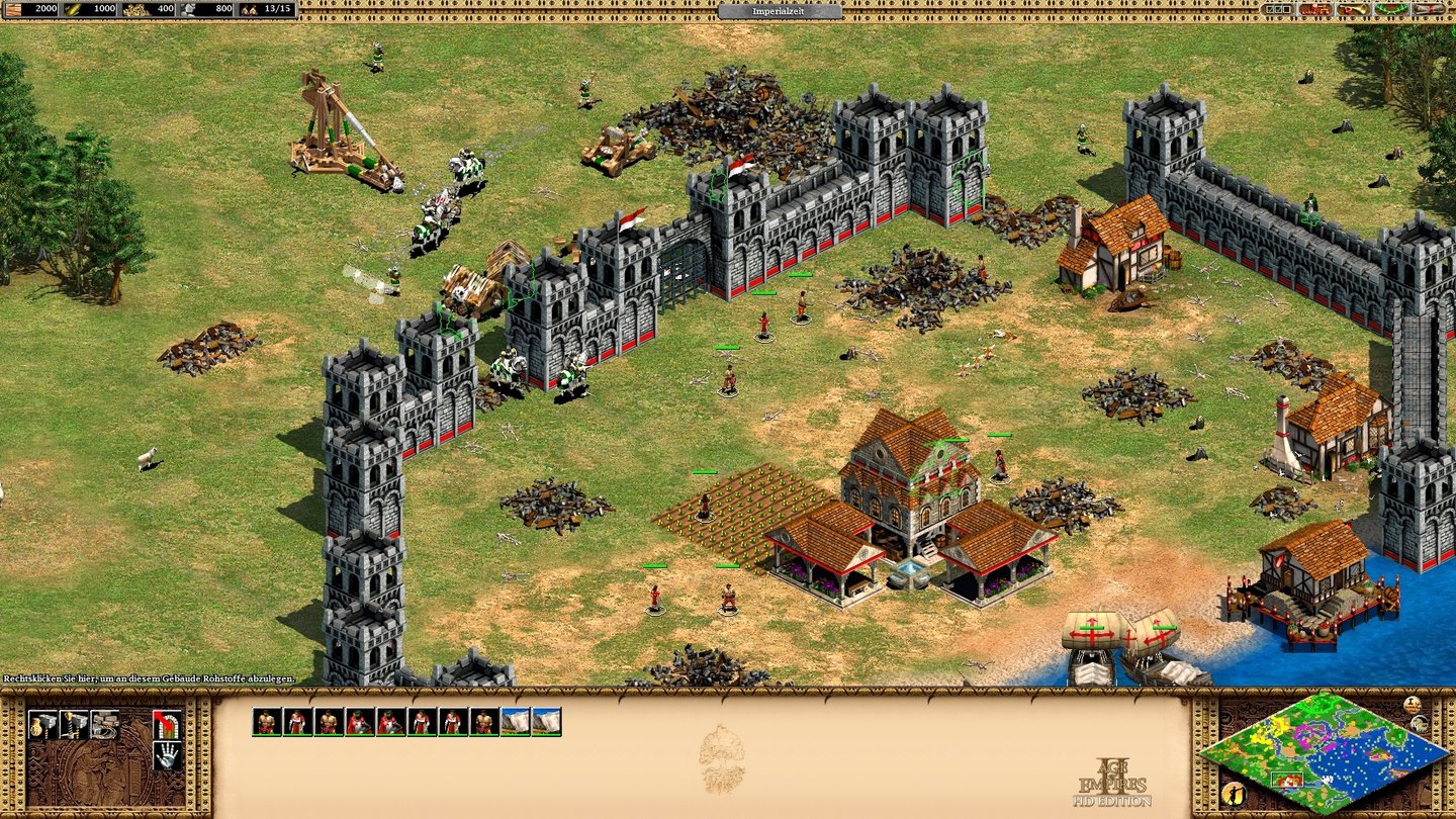 Age of Empires 2 HD EditionSturmangriff: Links oben eine Trebuchet-Wurfmaschine, die eine enorme Reichweite hat, aber immer erst aufgebaut werden muss. Rechts daneben ein Onager-Katapult, darunter zwei Rammen.