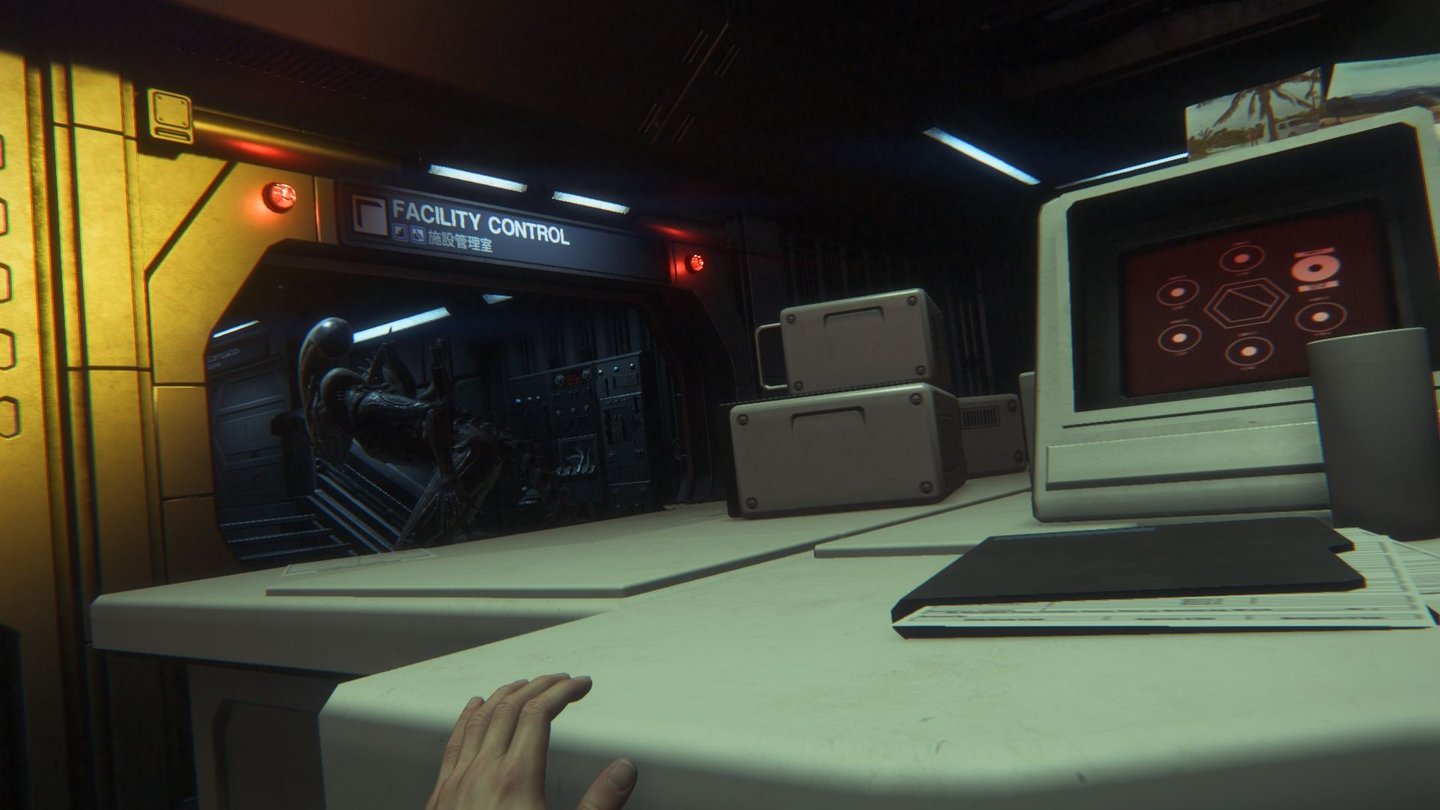 Alien: Isolation - PC-Screenshots aus der Test-VersionVersteckt unter einem Tisch sind wir vor dem bissigen Außerirdischen halbwegs sicher.