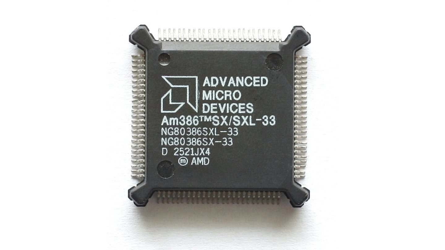 AMD Am386 (1991)1985 erschien mit Intels i386 die erste 32-Bit-CPU, deren Technik Intel unter keinen Umständen an AMD weitergeben wollte und daher das Lizenzabkommen kündigte. Daraufhin folgte ein langer Rechtsstreit, der erst 1994 mit einem Erfolg für AMD endete. In der Zwischenzeit wollte man Intel aber nicht das Feld überlassen und brachte 1991 den Am386 auf den Markt, ein i386-Klone, der wieder ohne Lizenz produziert wurde. Trotz der deutlich späteren Einführung gegenüber dem Intel-Original verkaufte sich die günstige AMD-Alternative im ersten Jahr mehr als eine Million Mal. (Bild: Konstantin Lanzet, GNU FDL)