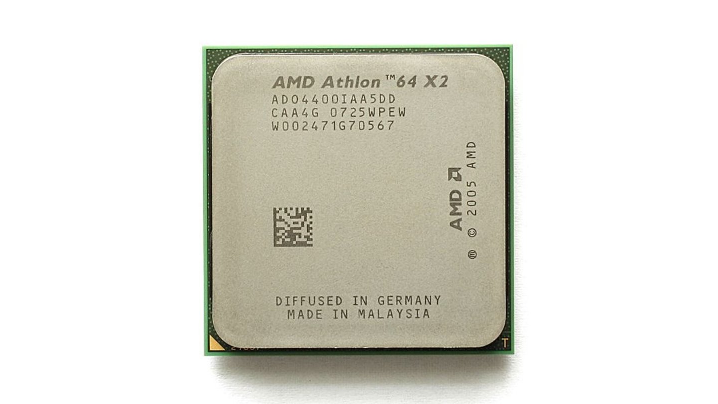 AMD Athlon 64 X2 (2005)2005 startete mit dem Athlon 64 X2 die Dual-Core-Ära bei AMD. Anders als Intels Pentium D war der Athlon 64 X2 ein nativer Dual-Core-Prozessor aus einem Stück Silizium und nicht zwei zusammengefügte Single-Core-CPUs unter einem Heatspreader. Anfangs dominierte der Athlon 64 X2 die Intel-Konkurrenz wie bei den vorangegangenen Single-Core-CPUs, erst der Core 2 Duo konnte 2006 das Blatt für Intel wieder wenden. (Bild: Konstantin Lanzet, GNU FDL)