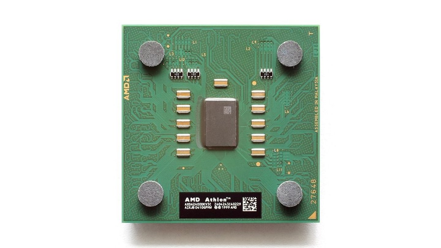 AMD Athlon XP (2001)Die dritte Athlon-Generation erschien 2001 als Athlon XP. Durch Verbesserungen am Design schaffte der Athlon XP etwa zehn Prozent mehr Leistung bei gleichem Takt wie die Thunderbirds. Daher gab AMD die Geschwindigkeit nicht mehr in Megahertz an, sondern als imaginäre Leistungsgröße, wie etwa beim Athlon XP 1500+ mit 1.333 MHz. Vor allem in Hinsicht auf Intels Pentium-4-Serie, die mit möglichst hohen Megahertz-Zahlen lockte, sollte so ein Ausgleich geschaffen werden. Die AMD-eigene Leistungsangabe setzte sich bei den folgenden Athlon-XP-Modellen mit Thoroughbred-, Barton oder Thorton-Kern fort und fand 2003 mit dem 2,2 GHz schnellen Athlon XP 3100+ ihren Abschluss. (Bild: Konstantin Lanzet, GNU FDL)