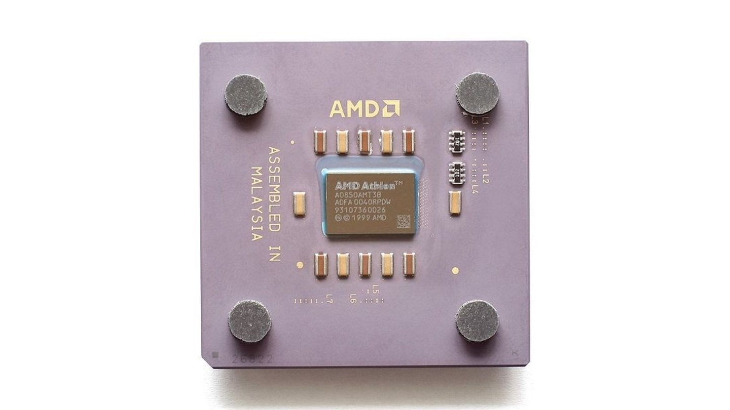 AMD Athlon Thunderbird (2000)Im Jahr 2000 debütierte der Athlon mit Thunderbird-Kern, der bis zu 1,4 GHz schnell war und neben dem Slot A auch den neuen Sockel-A-Steckplatz unterstützte. Die größte Neuerung war der direkt im Chip integrierte L2-Cache, der mit voller CPU-Geschwindigkeit arbeitete. Die Thunderbird-Athlons waren AMDs erfolgreichste CPUs seit dem kopierten Am386 zehn Jahre früher. Praktisch alle großen Mainboard-Hersteller hatten mittlerweile Athlon-Platinen im Programm. AMD eröffnete schließlich die erste Chip-Fabrik in Dresden. (Bild: Konstantin Lanzet, GNU FDL)
