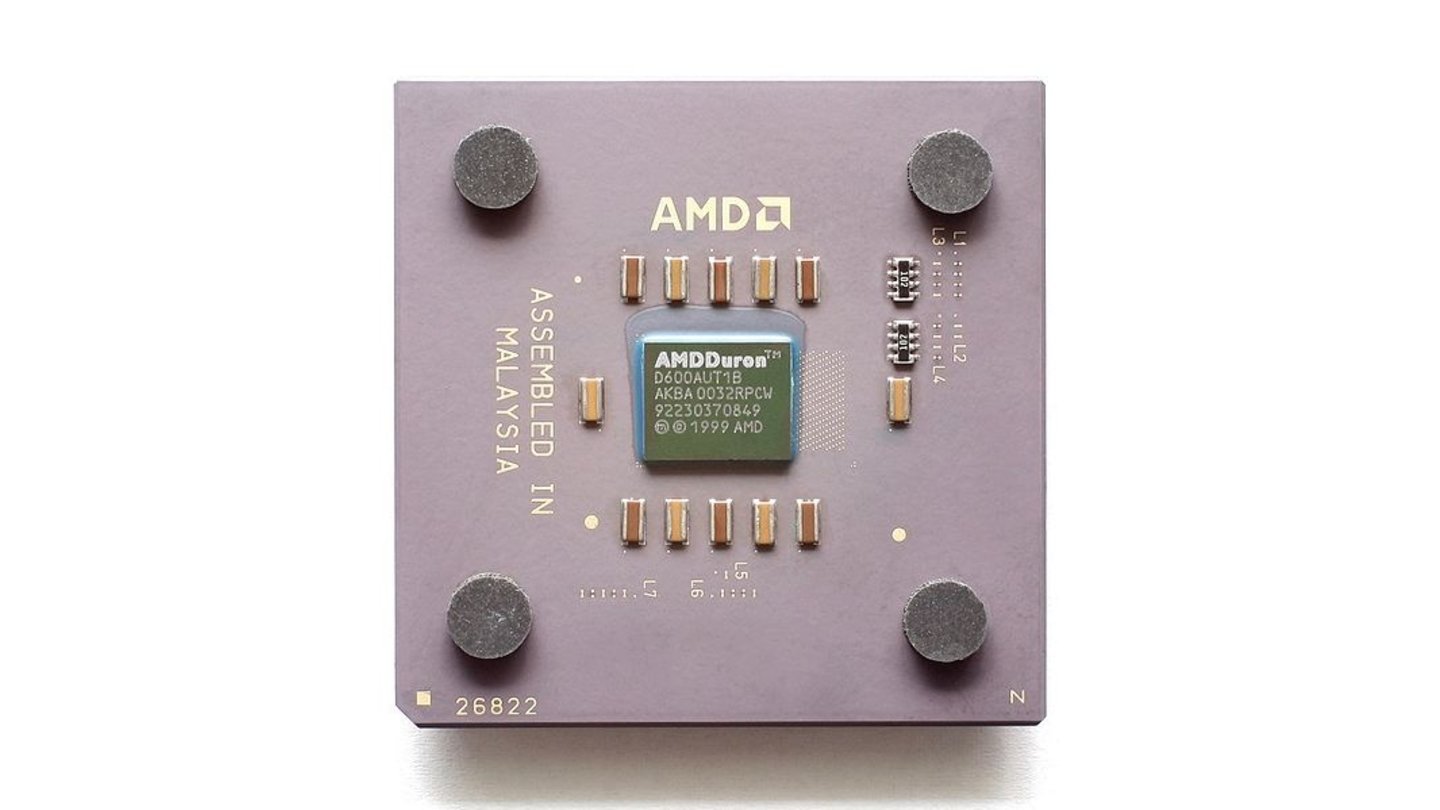 AMD Duron (2000)Der Duron erschien im Jahr 2000 als günstige Alternative zu den Athlon-CPUs, ähnlich wie Intel es mit dem Celeron im Verhältnis zum Pentium III vormachte. Die Einschränkung des Durons gegenüber dem Athlon war vor allem der kleinere Cache-Speicher, der in der Praxis aber nur wenig Leistungsverlust bedeutete. Daher werkelten bald viele Durons bei preisbewussten Bastlern im PC, vor allem da sich viele der Durons anfangs ohne viel Aufwand zu einem vollwertigen Athlon XP modden ließen. (Bild: Konstantin Lanzet, GNU FDL)