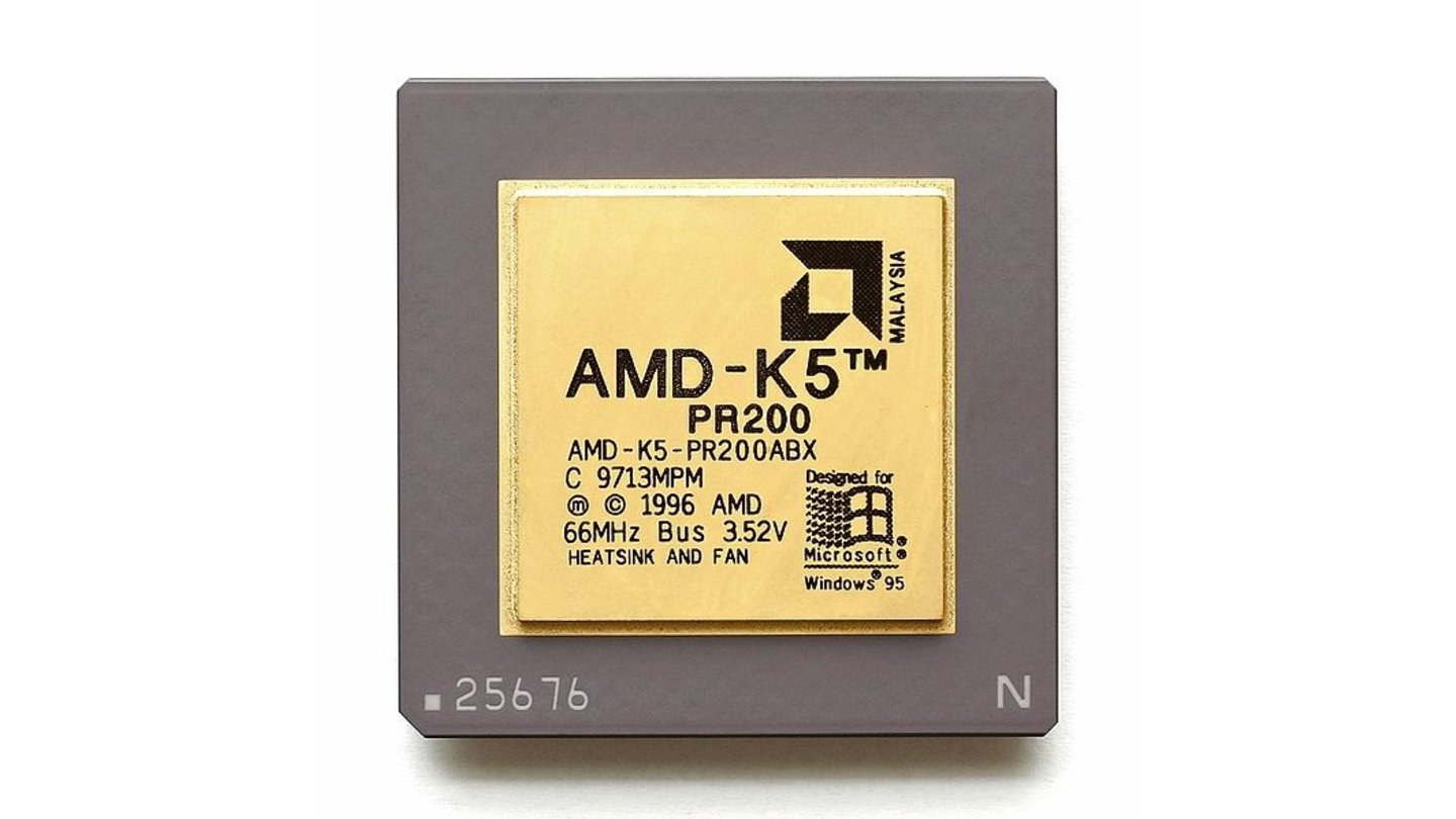 AMD K5 (1996)Nachdem die Produktentwicklungszyklen immer kürzer wurden, war es für AMD nicht mehr realistisch, neu erschiene Intel-CPUs erst zu analysieren und dann nachzubauen. So entstand 1996 der K5 als AMDs erster selbst entwickelter x86-Prozessor und direkter Konkurrent zu Intels Pentium. Obwohl das K5-Design das Potential hatte, die technologische Führung von Intel zu übernehmen, krankte es an Fertigungs- und Design-Problemen. So wurden nicht die nötigen Taktraten erreicht, um die Pentiums zu überflügeln und die Markteinführung verzögerte sich immer wieder. (Bild: Konstantin Lanzet, GNU FDL)