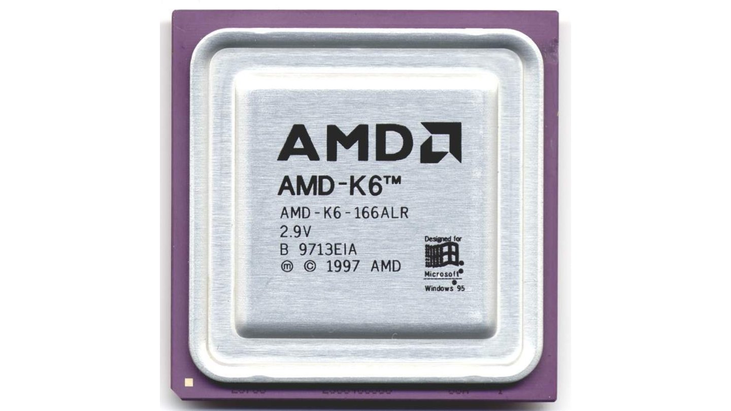 AMD K6 (1997)Obwohl der Name K6 eine Weiterentwicklung des K5 suggeriert, war die zugrunde liegende Mikroarchitektur doch eine komplette Neuentwicklung, die durch den Kauf des NexGen-Entwicklungsteams zu AMD kam. Dadurch schaffte es AMD, den K6 mit 166 und 200 MHz im April 1997 einen Monat vor Intels Pentium 2 zu veröffentlichen und diesem leistungsmäßig ebenbürtig zu sein. Der 1998 folgende K6-2 brachte dann 3DNow!, eine Technik zur Verbesserung der Geometrie-Fähigkeiten der CPU ähnlich Intels MMX-Erweiterung. Dazu gab‘s erstmals Mainboards mit der neuen AGP-Schnittstelle für Grafikkarten. 1999 erschien dann der K6-III, ein mit zusätzlichem L2-Cache ausgestatteter K6-2 der bis zu 450 MHz schnell war und Intels Pentium II locker hinter sich ließ. (Bild: Konstantin Lanzet, GNU FDL)