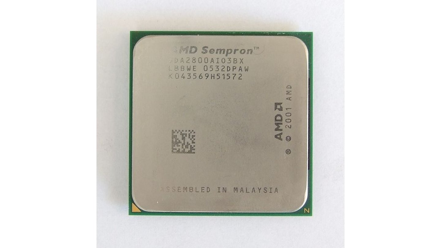 AMD Sempron (2004)Die ersten Semprons erschienen als Nachfolger des Durons noch auf Basis des Athlon XP für den Sockel A, aber mit reduziertem Cache-Speicher. Die zweite Sempron-Generation für den Sockel 754 basierte bereits auf dem Athlon 64, allerdings fehlte den ersten Modellen die 64-Bit-Unterstützung, die später nachgereicht wurde. Die Geschichte des Sempron als eingeschränkte, aber kostengünstige Variante setzt sich über die nächsten CPU-Generationen fort: Sowohl für den Sockel 939, als auch den Sockel AM2 und den AM3 gibt es entsprechende Sempron-Modelle. (Bild: Konstantin Lanzet, GNU FDL)