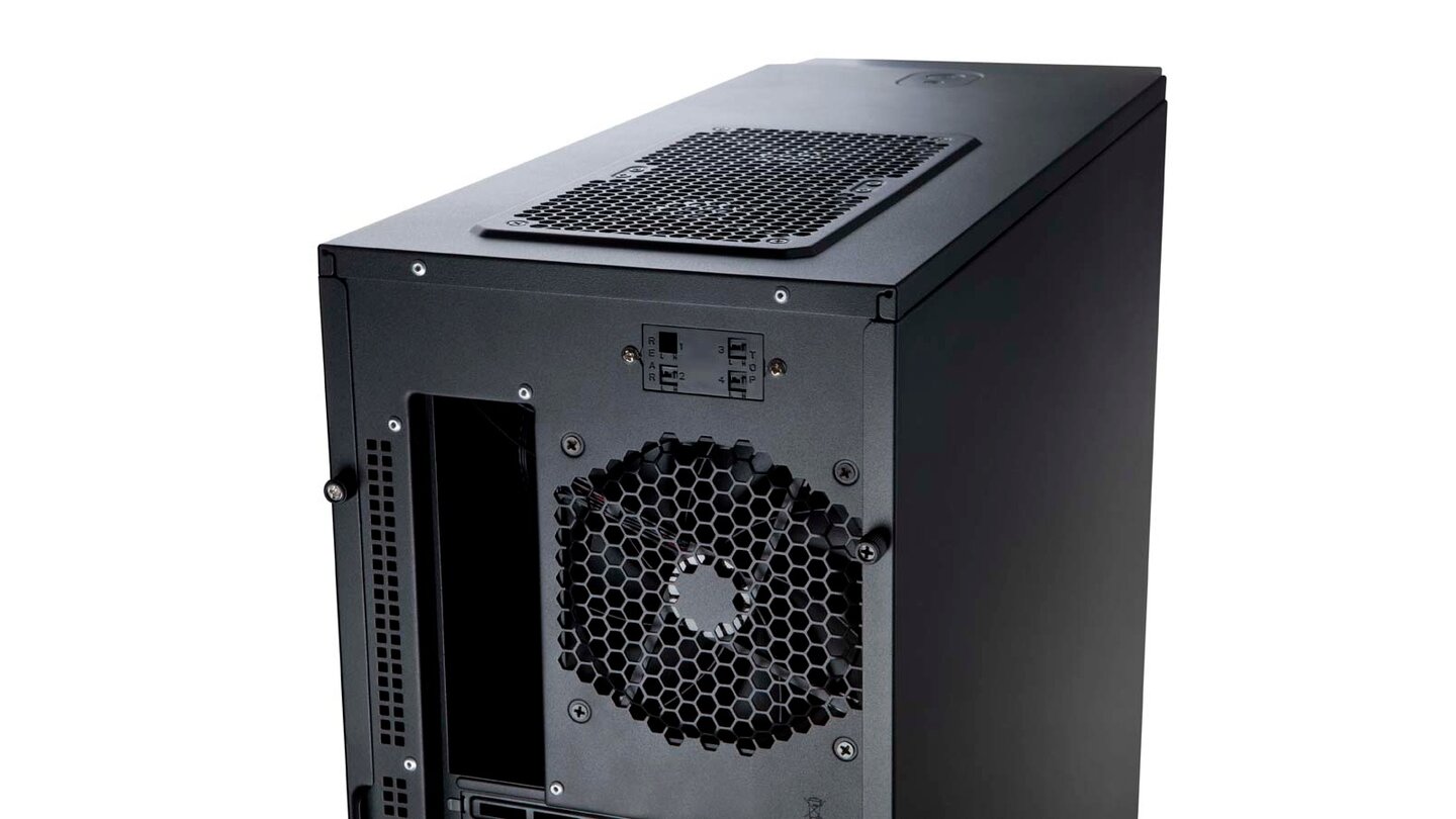 Antec P280In der Rückwand ist ein 120-mm-Lüfter verbaut, im Gehäusedeckel sogar zwei.
