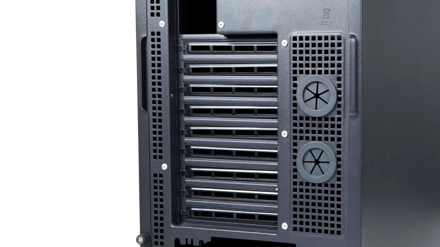 Antec P280Durch diese gummierten Löcher werden die Schläuche einer Wasserkühlung gezogen.