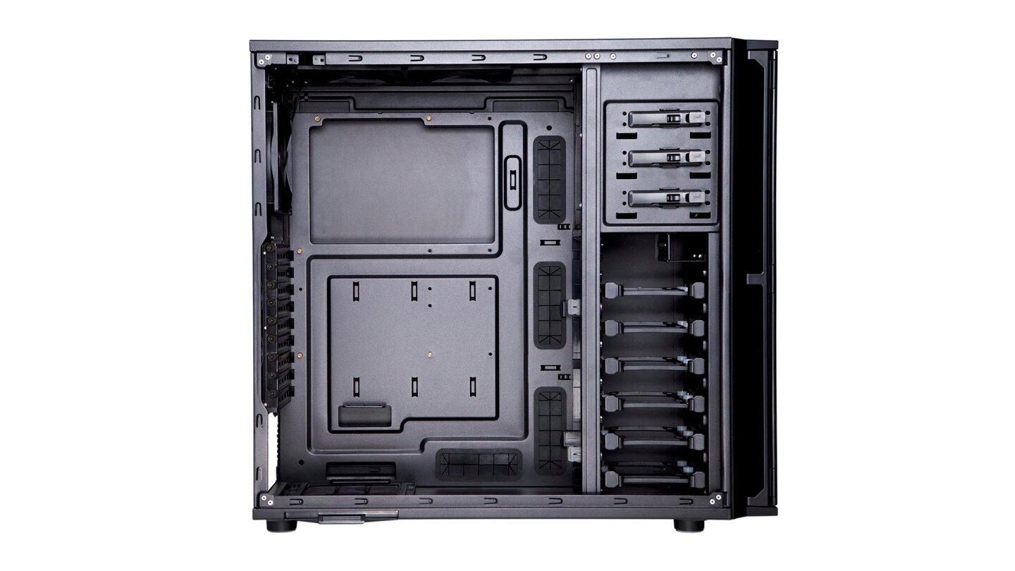 Antec P280Kabel lassen sich ordentlich hinter dem Mainboard verstauen und selbst verschraubte Kühler ohne Ausbau des Mainboards wechseln.