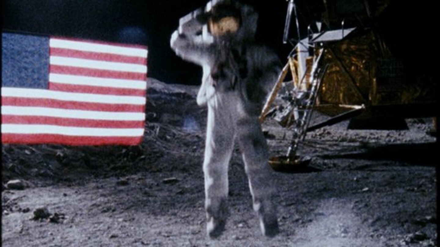 Apollo 18Spätestens, als die Nationalflagge verschwindet, meinen sie ... (Senator Filmverleih)
