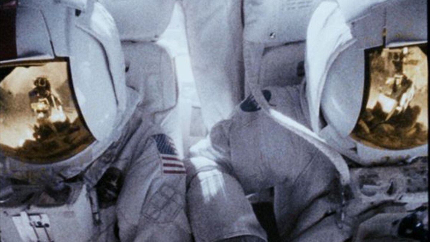 Apollo 18... erwarten sie zunächst Besuch von russischen Kosmonauten. (Senator Filmverleih)
