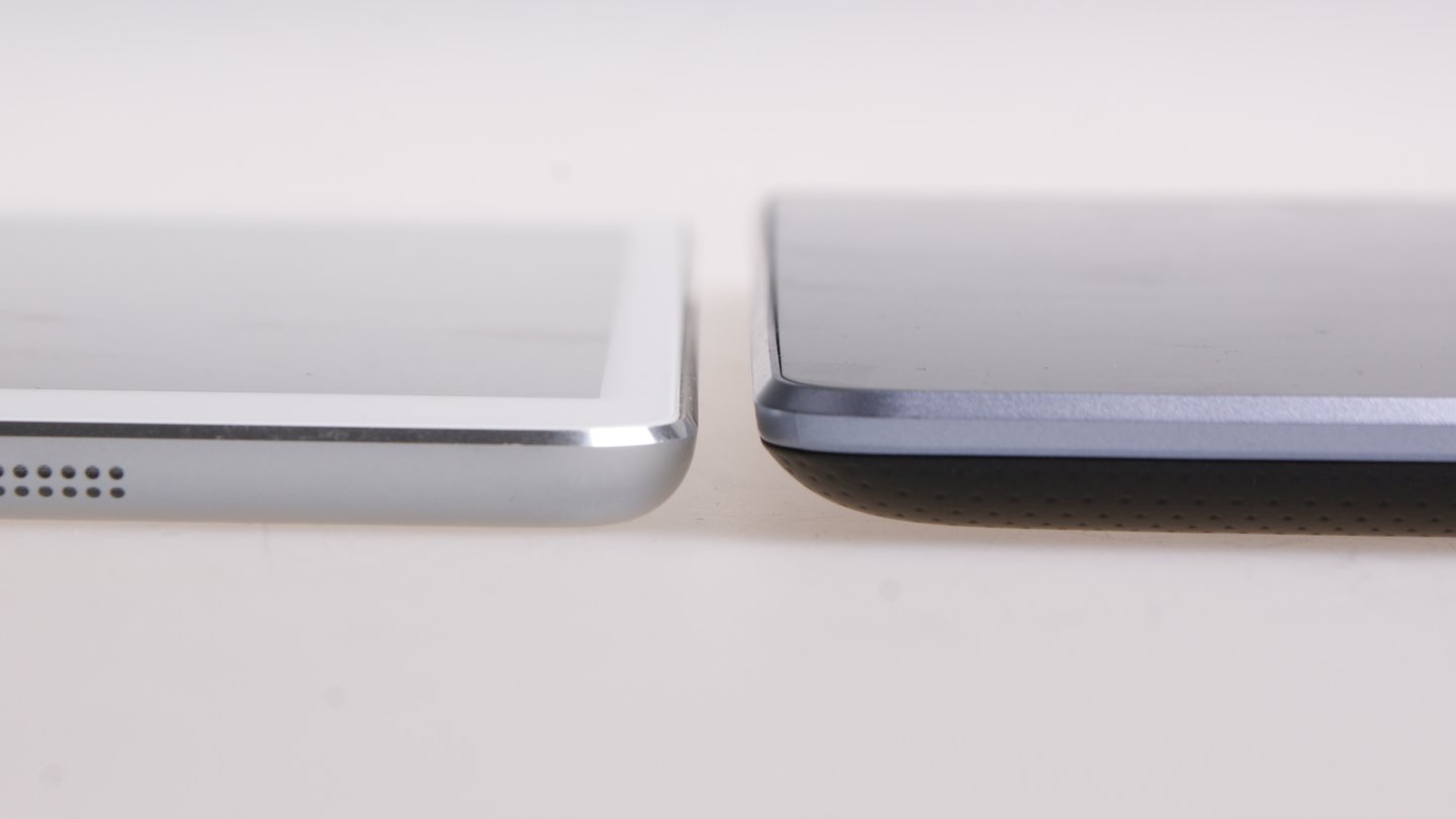 Im direkten Vergleich fällt auf: Das iPad Mini ist dünner als das Nexus 7.
