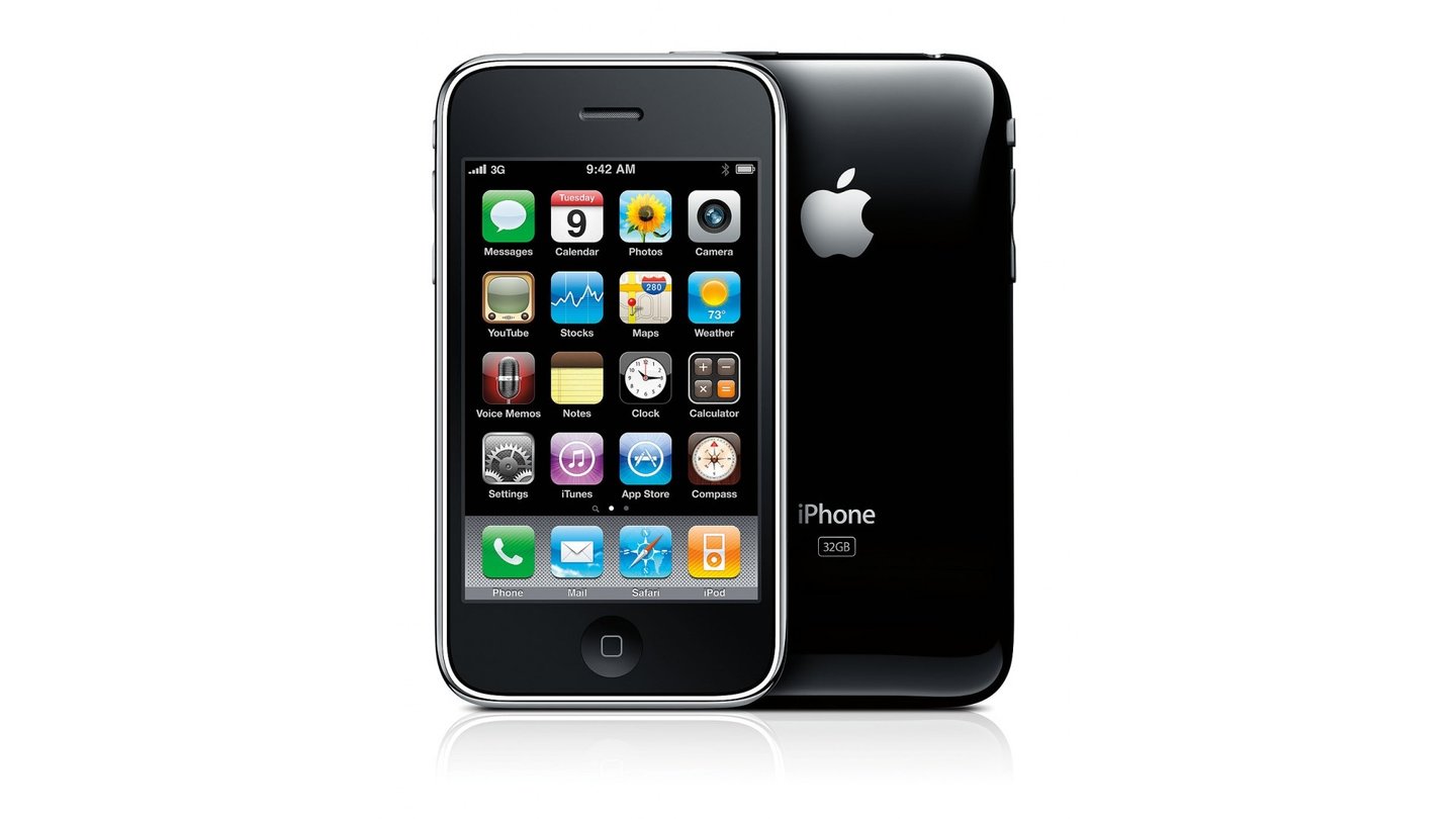 Apple iPhone 3G (2008)
Ein Jahr nach dem ersten iPhone erscheint bereits der Nachfolger, das iPhone 3G. Das neue Apple-Smartphone bringt die beim ersten Modell schmerzlich vermisste UMTS-Unterstützung mit. Nun können auch Apple-Nutzer unterwegs schnell surfen. Die Alu-Rückseite weicht einer Plastikabdeckung.