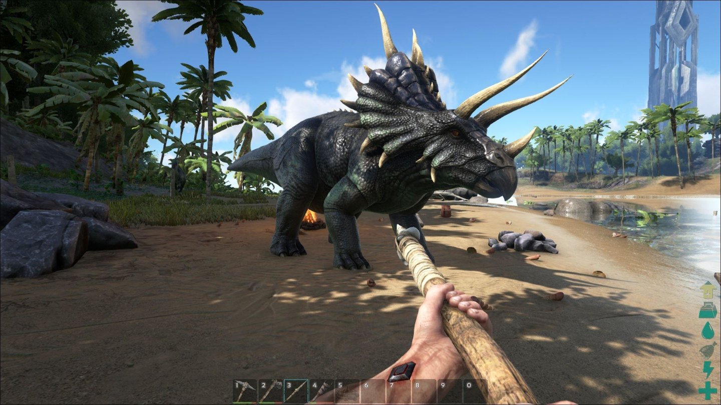 Ark: Survival EvolvedDie Dinos sehen nicht nur beeindruckend aus. Mit unserem lächerlichen Holzspeer sollten wir diesen Triceratops lieber nicht pieksen. Der piekst zurück!