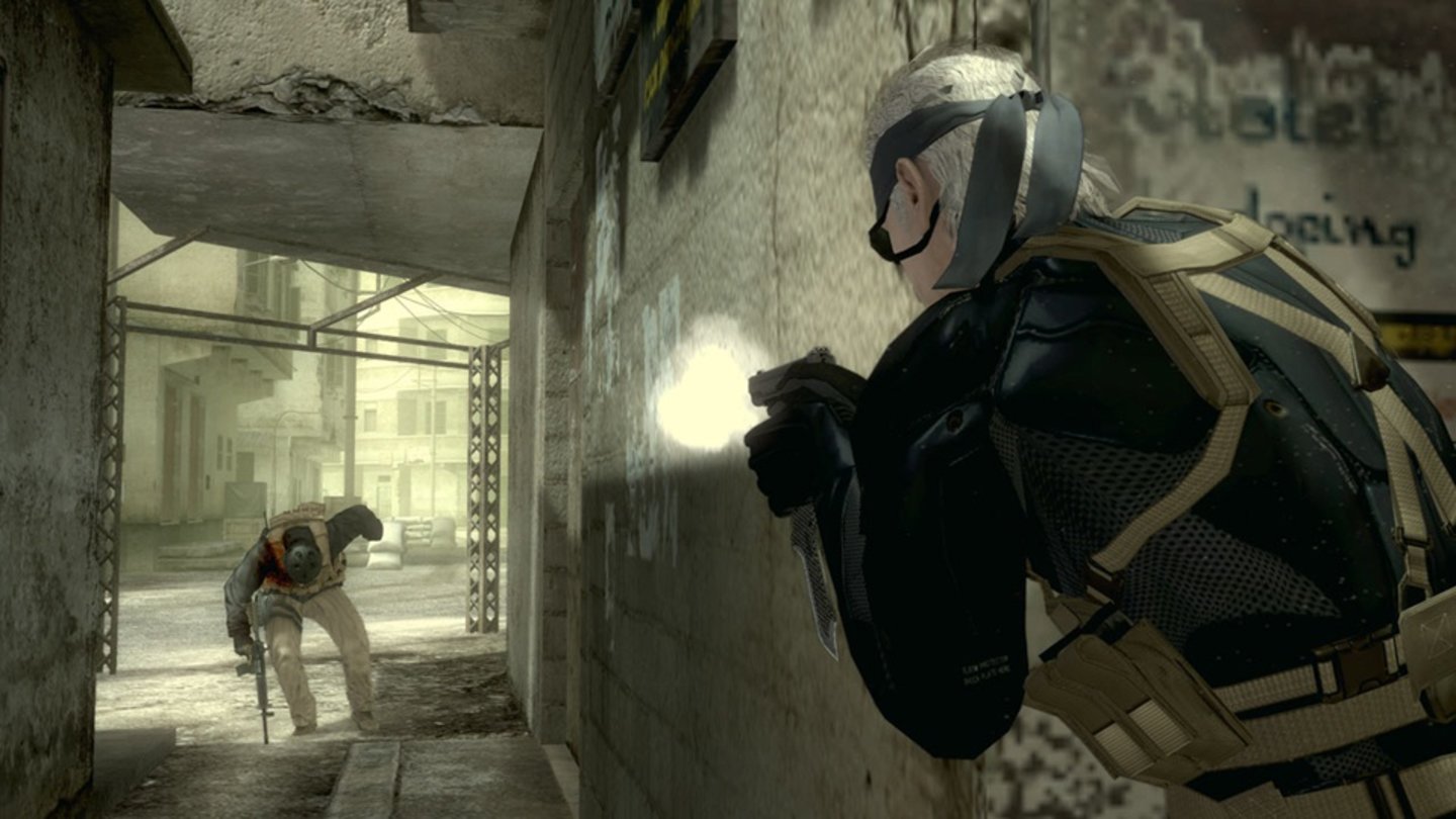 Die Metal Gear-Spiele (1987-2013)
Seit 1987 kämpfen Konsolenspieler in den Schleich-Shootern der Metal Gear-Reihe gegen abtrünnige Militärs, geklonte Supersoldaten und ähnliche Gegner. Anstatt auf offene Gewalt zu setzen, verlässt sich der Hauptcharakter der Serie, Solid Snake, mehr auf Heimlichkeit und Tücke, um seine Missionen zu erfüllen und die feindlichen Anführer auszuschalten. Die perfekte Verkörperung eines Attentäters und zugleich ein Liebling der Fans ist jedoch nicht Solid Snake selbst, sondern der Cyborg-Ninja Gray Fox.