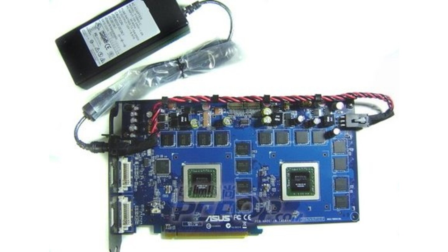 Asus Geforce 7800 GT Dual (2005): Für sich genommen sind Grafikkarten mit mehreren Grafikchips in den letzten Jahren keine Besonderheit mehr. Die Geforce 7800 GT Dual hebt sich von gewöhnlichen Dual-Karten aber durch einen besonderen Umstand ab: Anstatt zusätzlicher Stromanschlüsse spendiert Asus der Grafikkarte ein eigenes externes Netzteil, das am Slotblech angeschlossen wird.