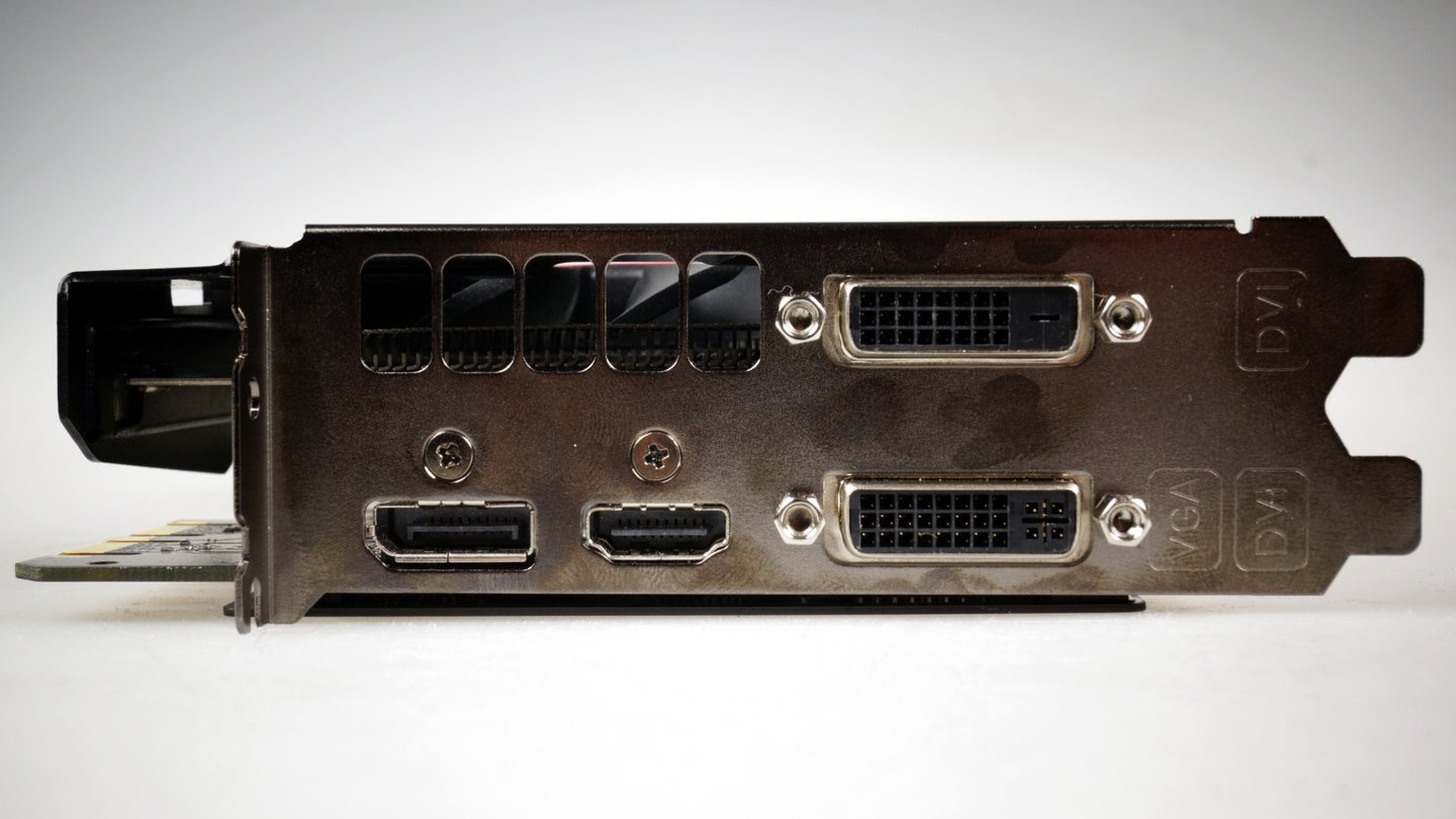 Mit der Asus Geforce GTX 970 Strix DC2OC können Sie vier Monitore gleichzeitig betreiben. Dementsprechend stehen zwei DVI-Stecker und jeweils ein HDMI- und Displayport zur Verfügung.