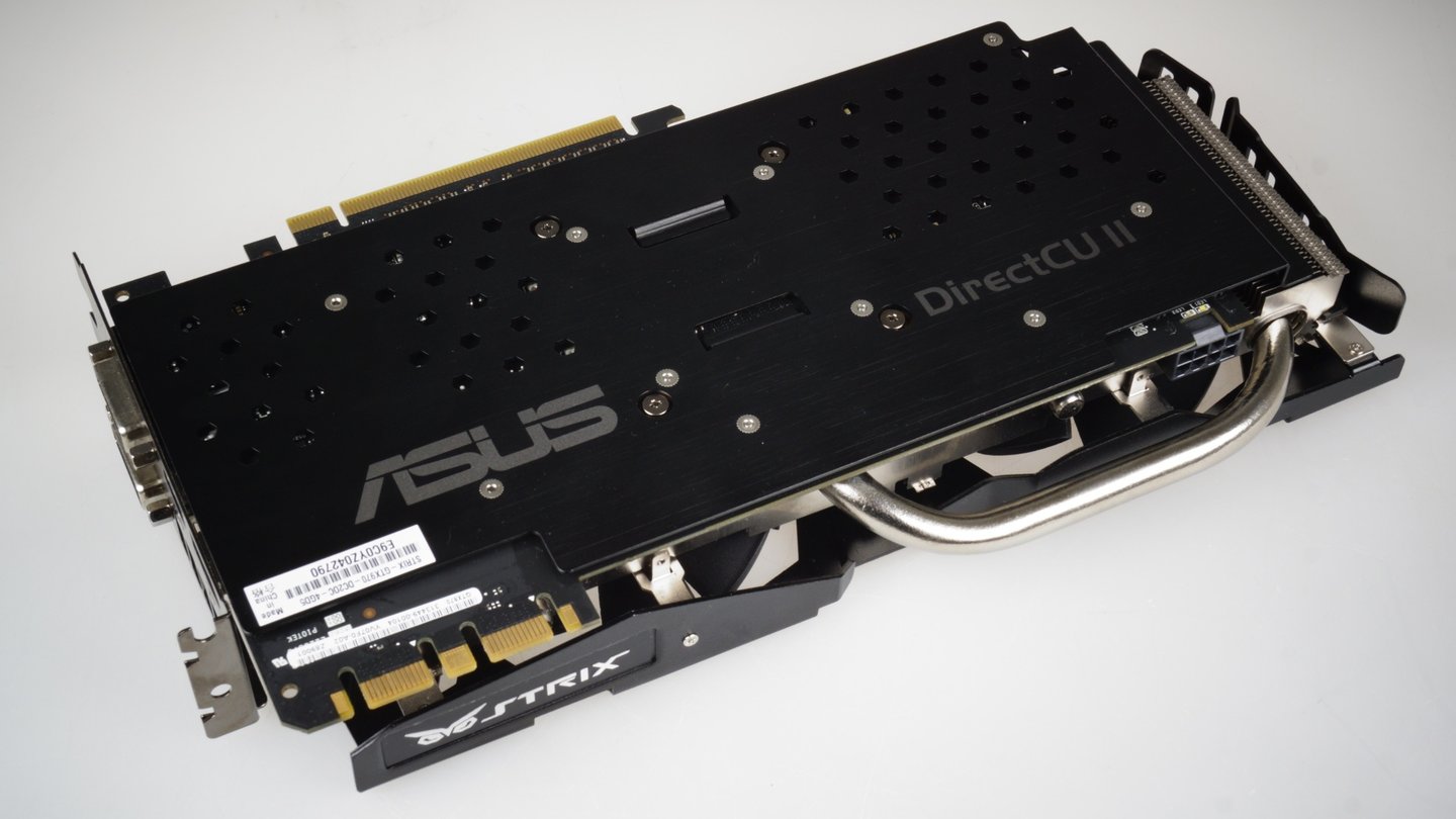 Die schwarze Backplate schützt die Rückseite der Platine und soll zudem die Optik der Asus Geforce GTX 970 Strix DC2OC im eingebauten Zustand aufwerten.