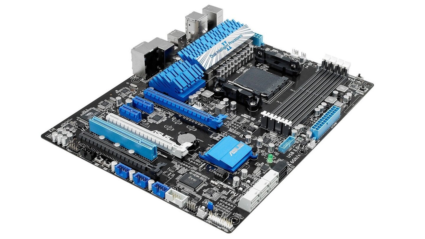 Asus M5A99X EvoAls eines der seltenen Boards mit AMD-990X-Chipsatz bietet das etwa 100 Euro teure M5A99X Evo drei PCIe-16x-Slots, von denen zwei für Crossfire oder SLI (im 8x-Modus) genutzt werden können. Der dritte beherrscht elektrisch maximal PCIe-4x-Anbindung. Dazu kommen ein mit der Maus bedienbares UEFI-Bios, zahlreiche Übertakterfunktionen sowie sechs SATA3-Anschlüsse, vier USB-3.0-Ports und zwei Mal eSATA.Asus M5A99X Evo im Preisvergleich