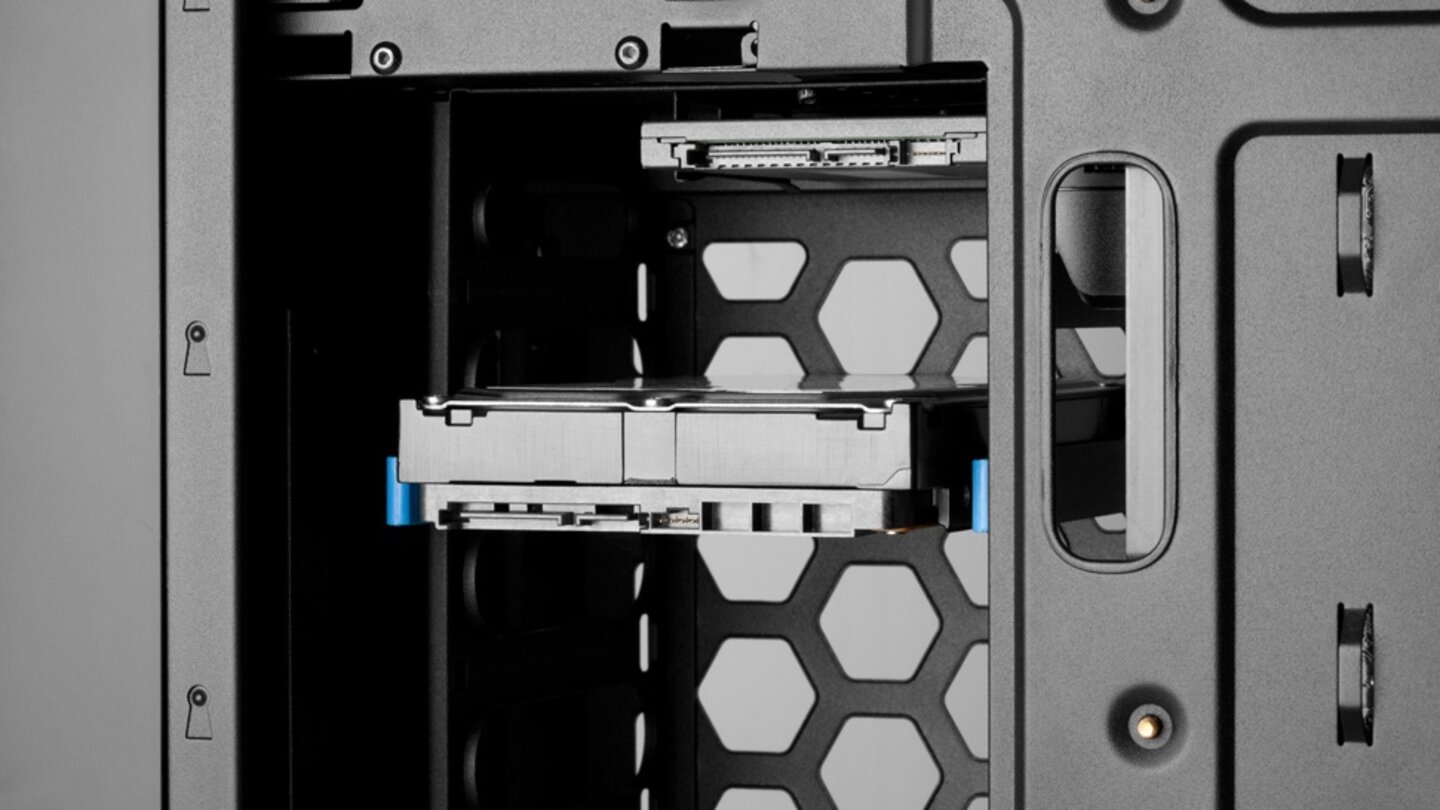 Antec OneDie Festplatteneinschübe im Antec One funktionieren schraubenlos.