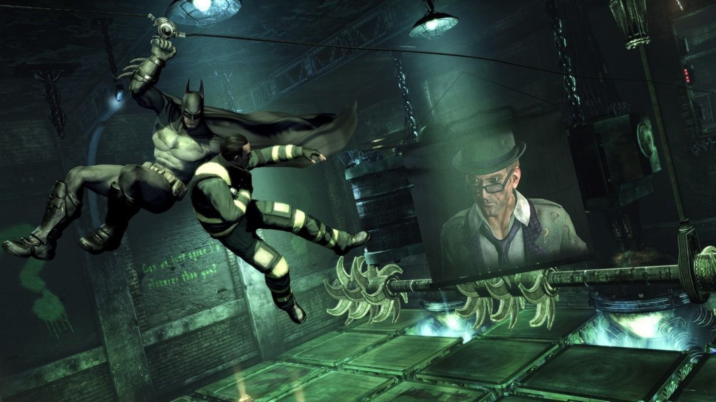 Batman: Arkham CityDer Riddler stellt Batman erneut eine Reihe von Rätseln. Wenn Batman die Handlanger das Quiz-Verbrechers verprügelt, geben diese meist die entscheidenden Hinweise.