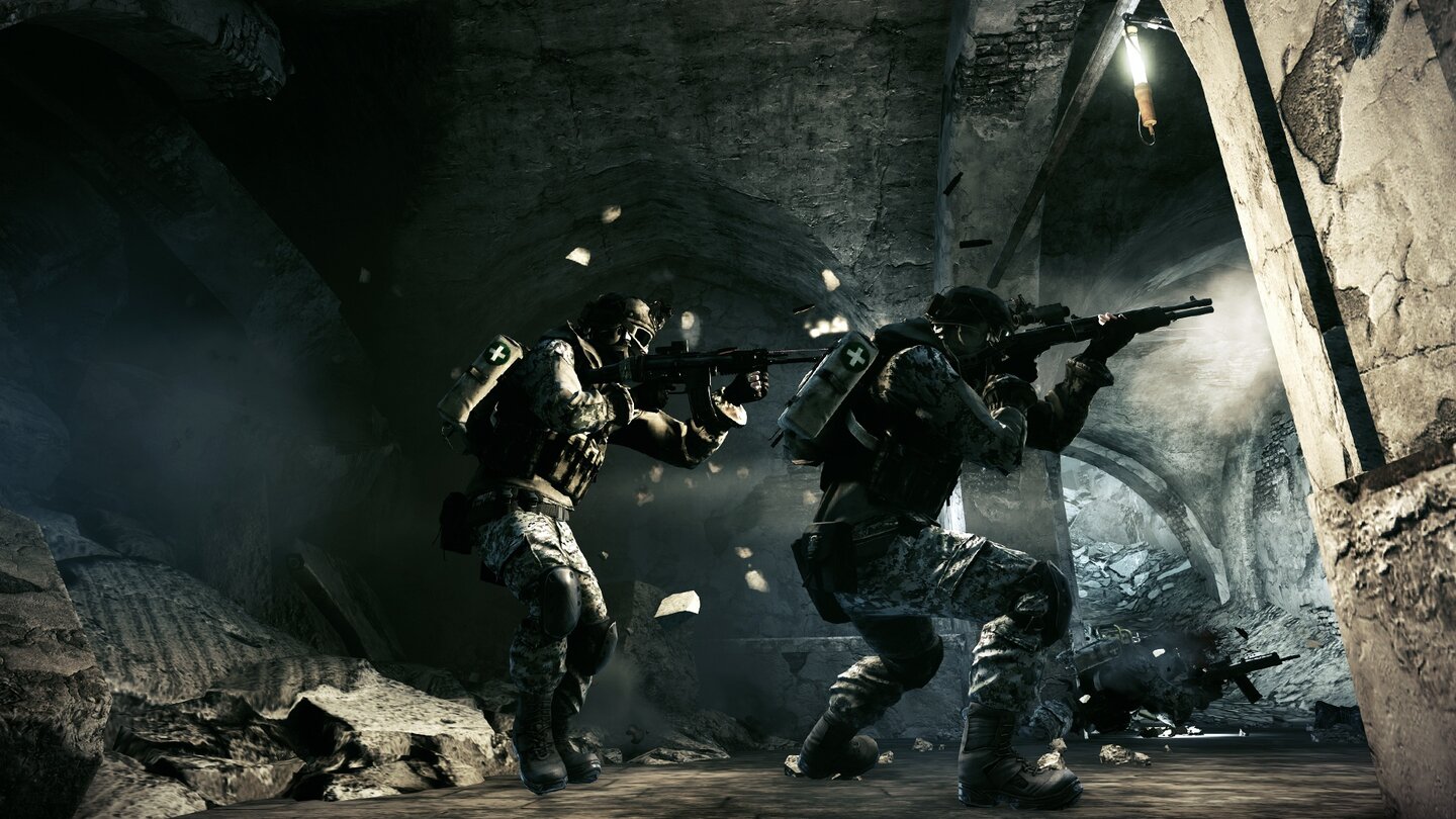 Battlefield 3: Close QuartersDonya Fortress: Teamplay ist wegen der reduzierten Kartengröße wichtiger denn je. Hier sichern zwei Spieler den Keller der Karte.