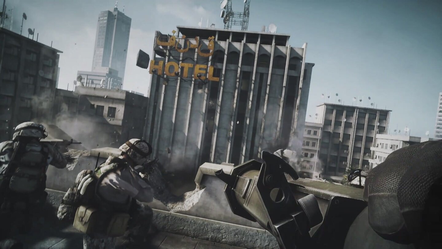 Battlefield 3Feinde im gegenüberliegenden Hotel werden unter Beschuss genommen.