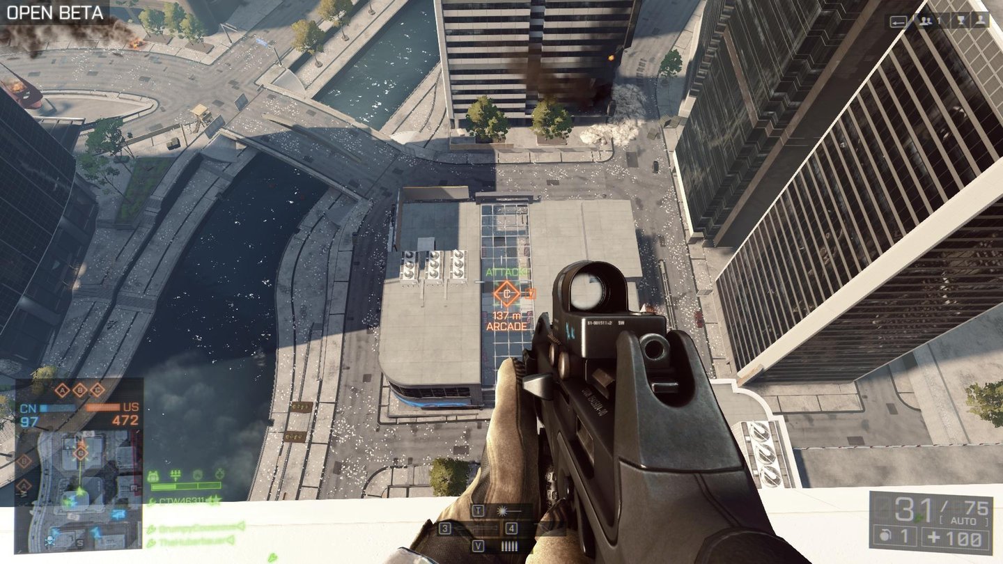 Battlefield 4 - Multiplayer-BetaGeübte Stuntmen springen direkt vom Wolenkratzer durch das Glasdach zu Punkt C.