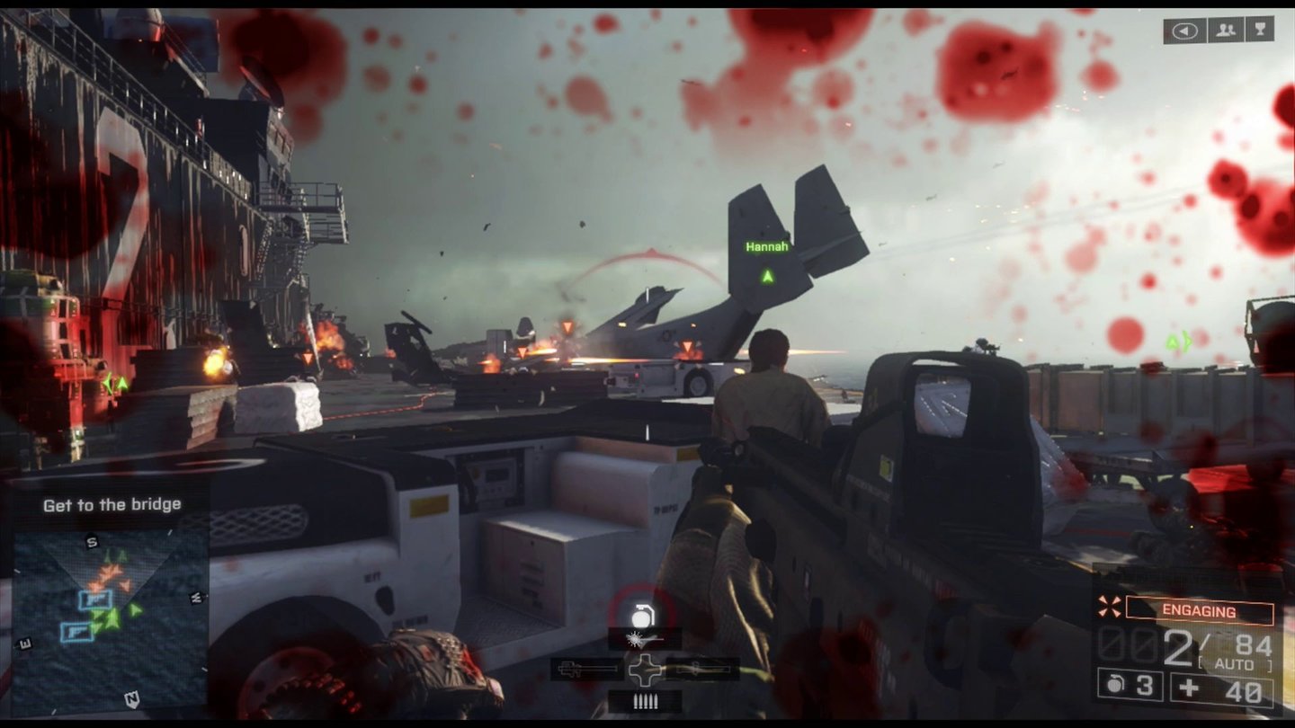 Battlefield 4 (360)Die Feinde hinter der Deckung werden auf unseren Befehl hin von unseren Squad-Mitgliedern unter Sperrfeuer genommen. Ein oranges Fadenkreuz markiert die Aktion.